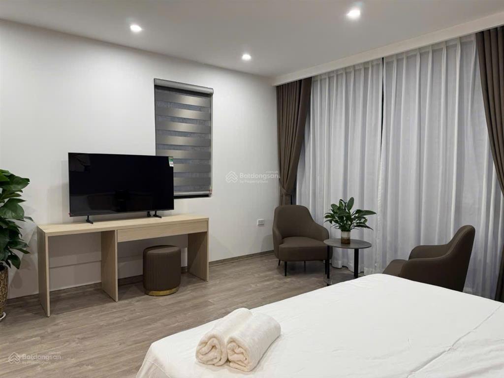 Cho thuê căn xẻ khe 140 m² trục đường 20 mét, 2 mặt tiền đầy đủ đồ có 6 pn, thích hợp làm vp để ở