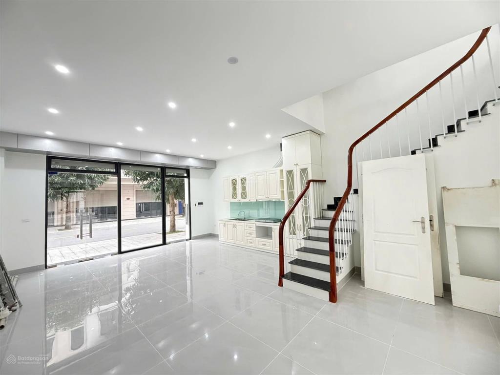 Cho thuê căn 100 m², 2 mặt tiền đường 20 mét trục hoàn thiện 3 tầng thích hợp làm văn phòng