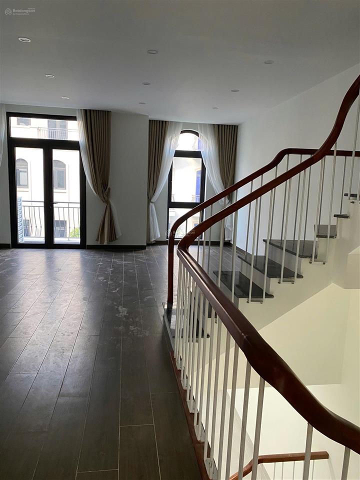 Cho thuê căn 100 m², 2 mặt tiền đường 20 mét trục hoàn thiện 3 tầng thích hợp làm văn phòng