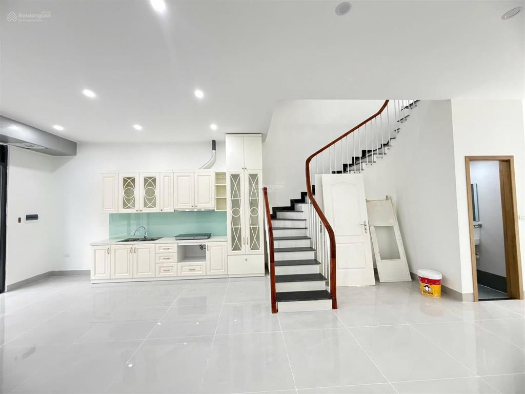 Cho thuê căn 100 m², 2 mặt tiền đường 20 mét trục hoàn thiện 3 tầng thích hợp làm văn phòng