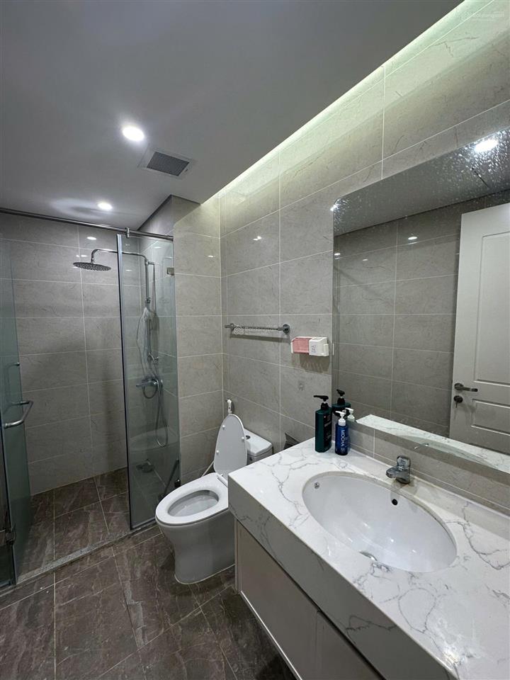 Cần cho thuê căn liền kề hoàn thiện 3 tầng, có 4 phòng ngủ, sẵn đồ chỉ việc vào ở