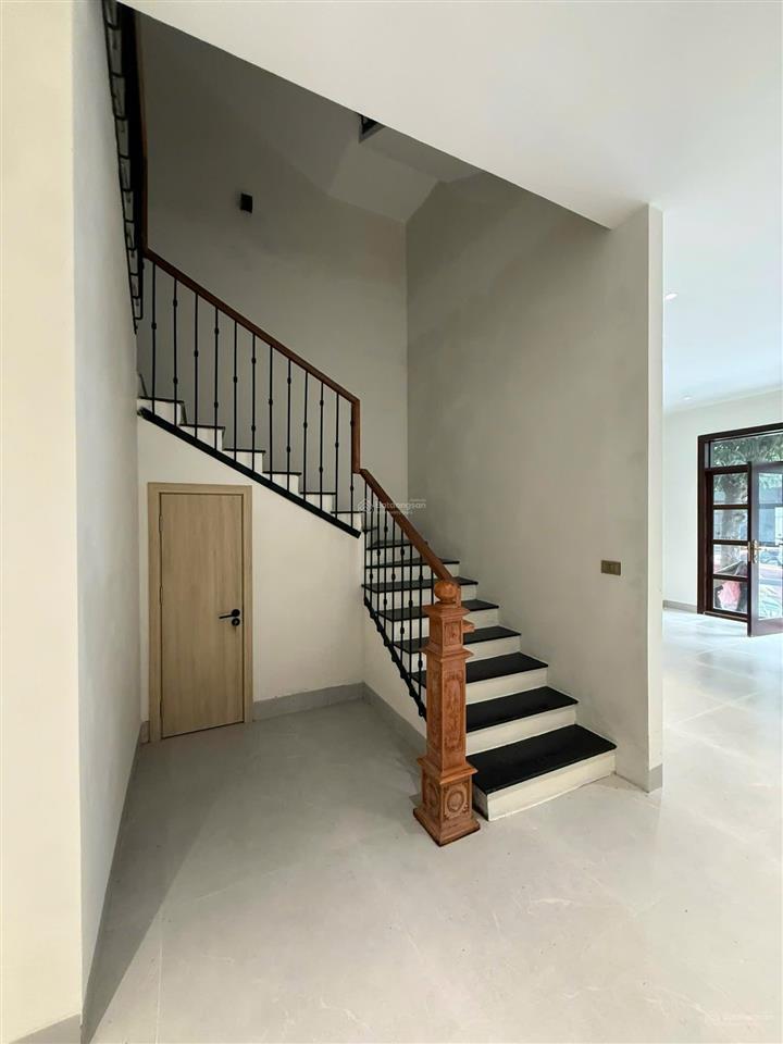 Cho thuê căn phố biển 119 m2, hoàn thiện 2 tầng cơ bản, thoáng mát vào ở được luôn