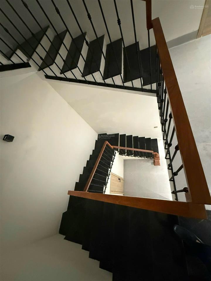 Cho thuê căn phố biển 119 m2, hoàn thiện 2 tầng cơ bản, thoáng mát vào ở được luôn