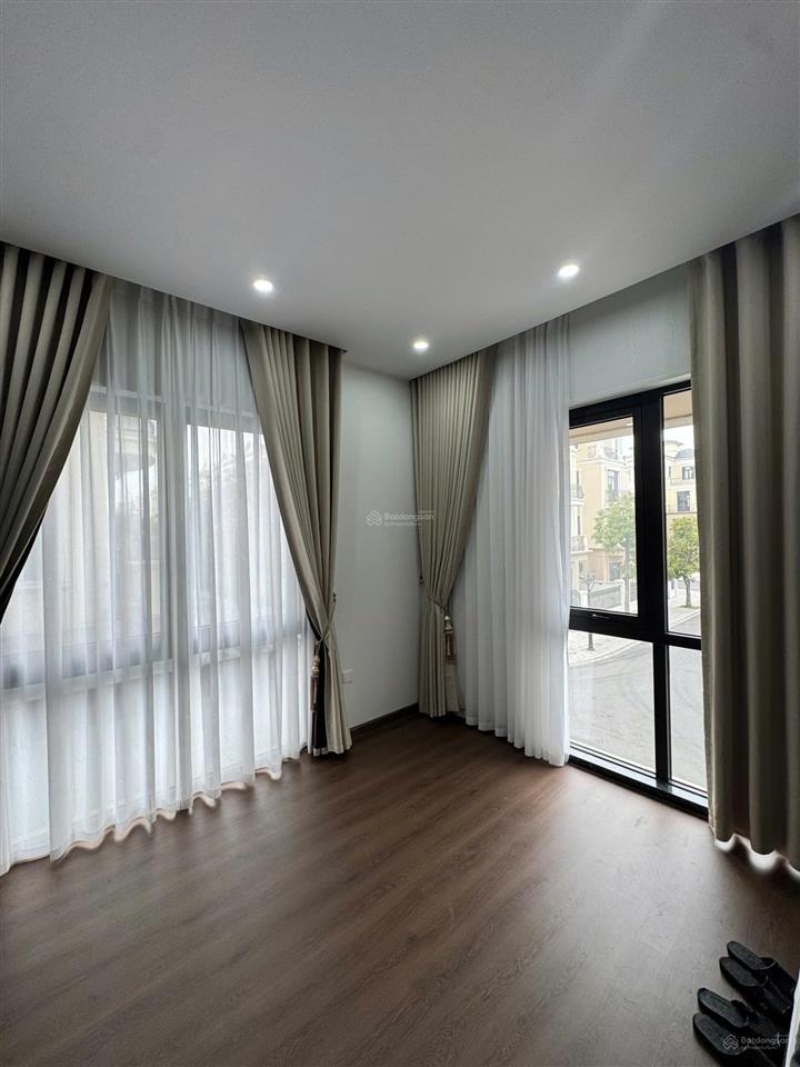 Cho thuê căn xẻ khe hoàn thiện 5 tầng cực đẹp full đồ 6 pn chỉ việc vào ở luôn