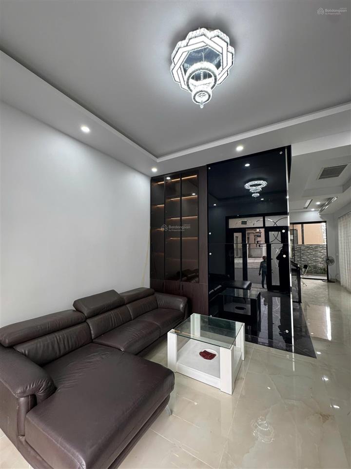 Cho thuê căn xẻ khe hoàn thiện 5 tầng cực đẹp full đồ 6 pn chỉ việc vào ở luôn