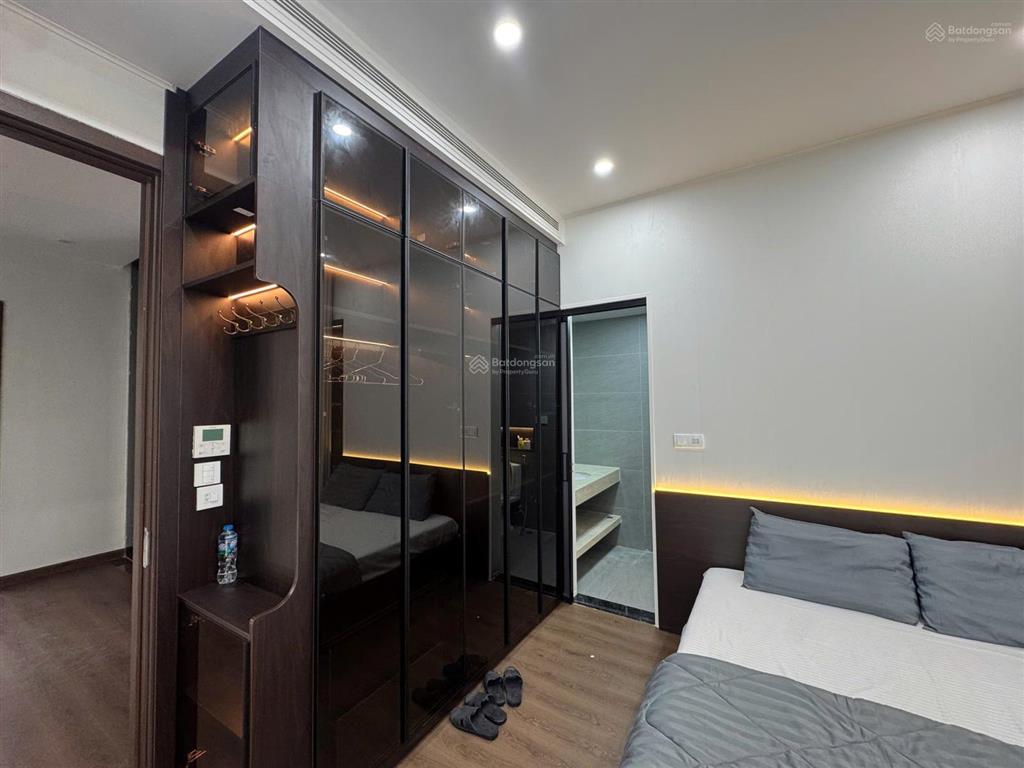 Cho thuê căn xẻ khe hoàn thiện 5 tầng cực đẹp full đồ 6 pn chỉ việc vào ở luôn