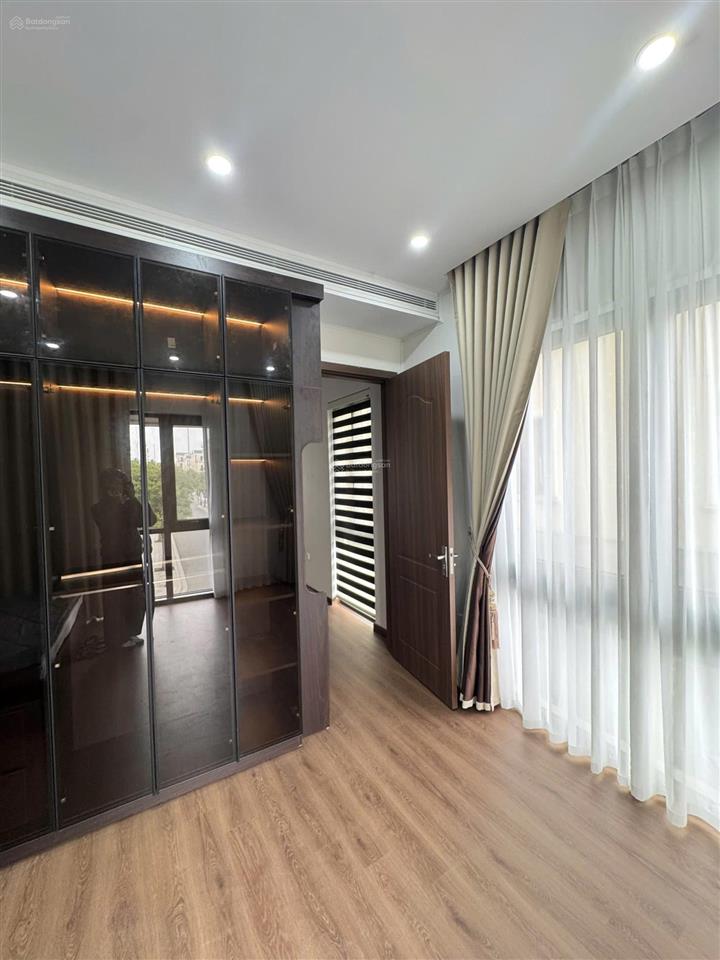 Cho thuê căn xẻ khe hoàn thiện 5 tầng cực đẹp full đồ 6 pn chỉ việc vào ở luôn