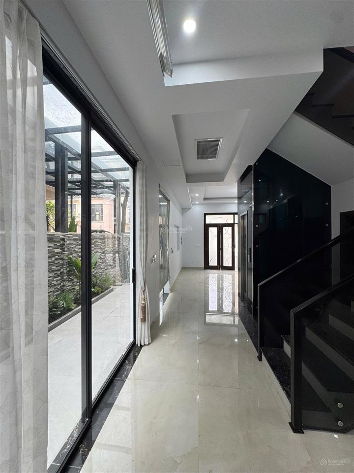 Cho thuê căn xẻ khe hoàn thiện 5 tầng cực đẹp full đồ 6 pn chỉ việc vào ở luôn