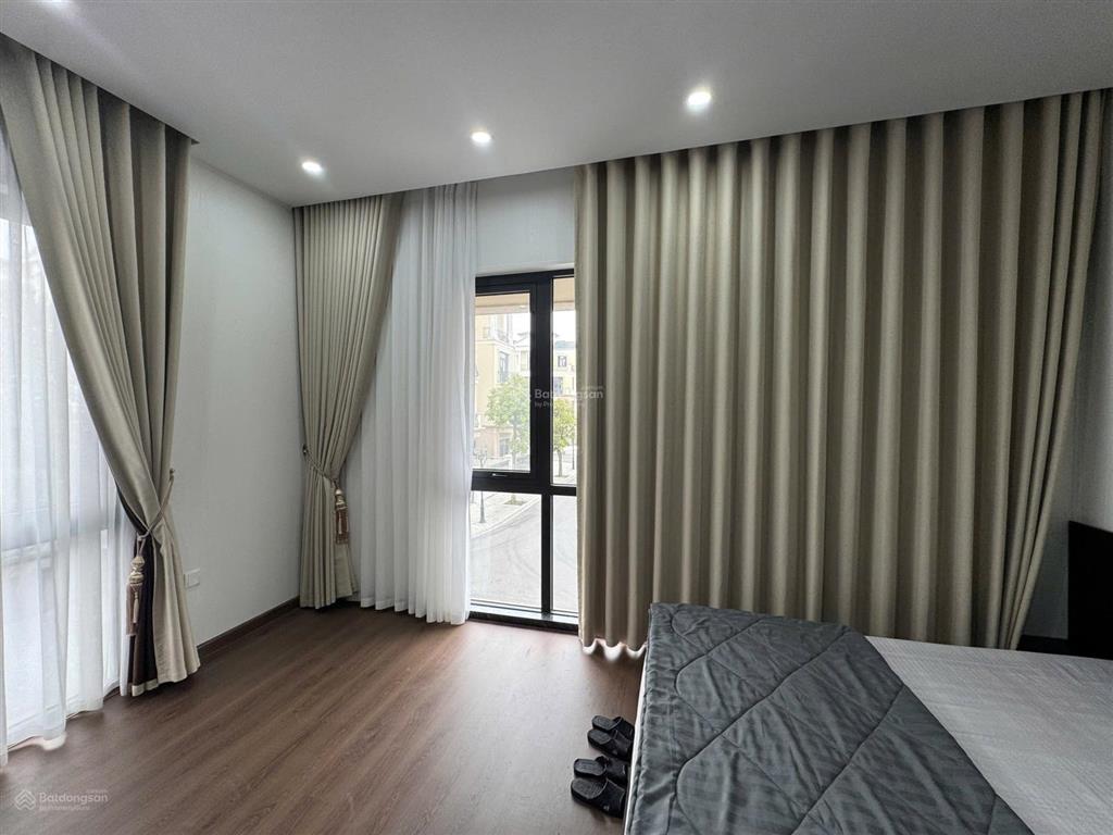 Cho thuê căn xẻ khe hoàn thiện 5 tầng cực đẹp full đồ 6 pn chỉ việc vào ở luôn