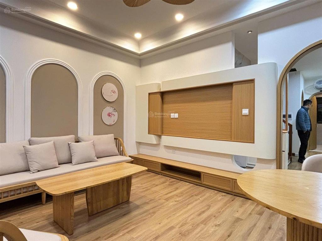 Cho thuê căn 75 m2 hoàn thiện 5 tầng có thang máy nhà mới tinh đẹp giá tốt