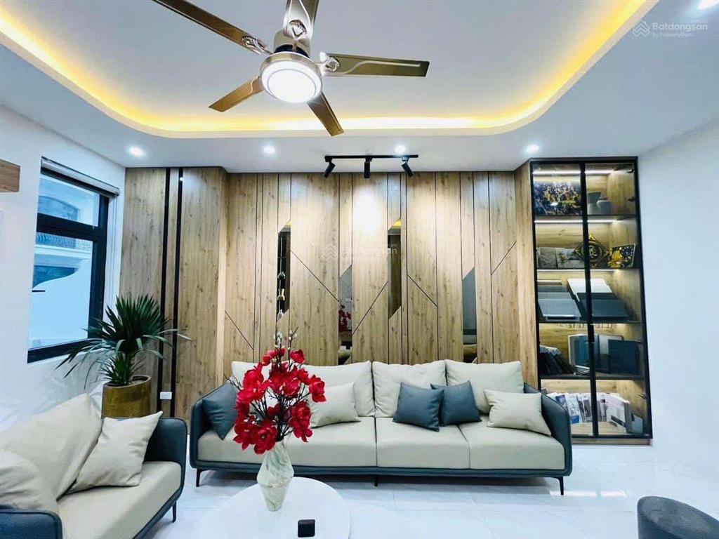 Cho thuê căn hoàn thiện 3 tầng đồ đẹp thích hợp để ở làm văn phòng có 2pn chỉ việc vào ở