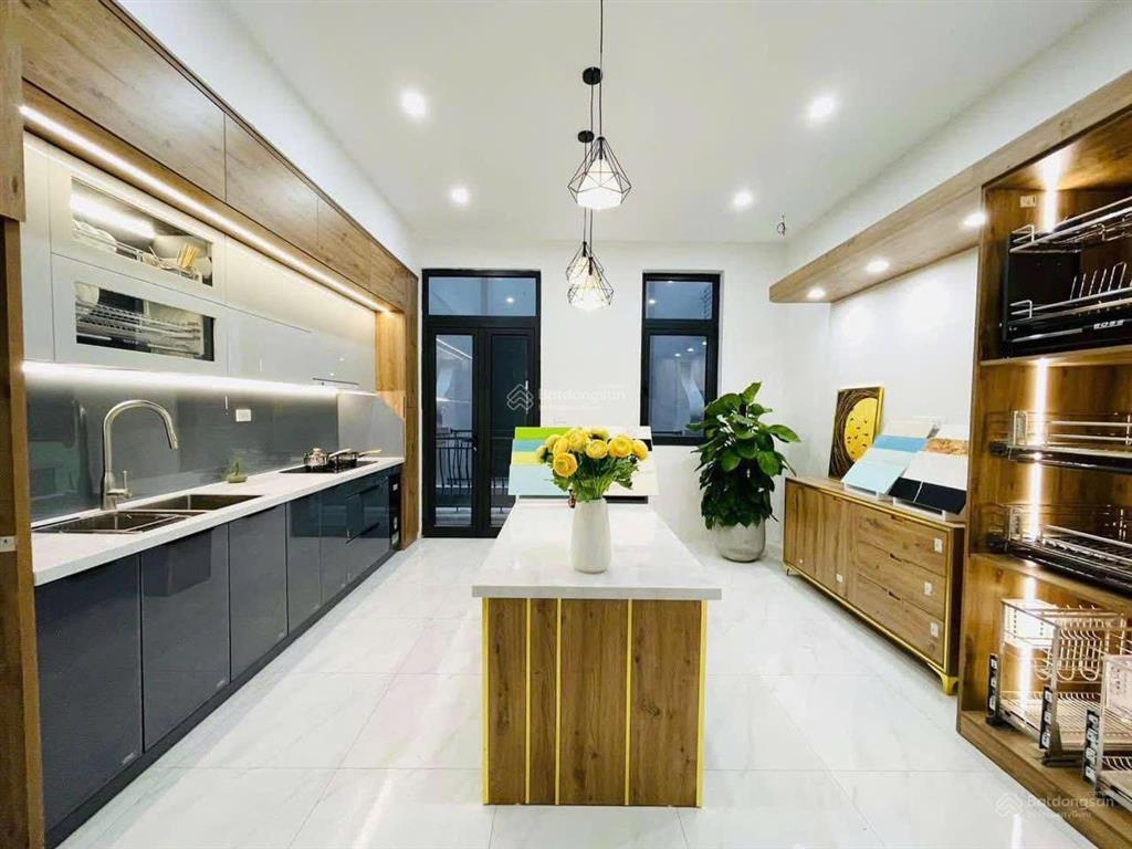 Cho thuê căn hoàn thiện 3 tầng đồ đẹp thích hợp để ở làm văn phòng có 2pn chỉ việc vào ở