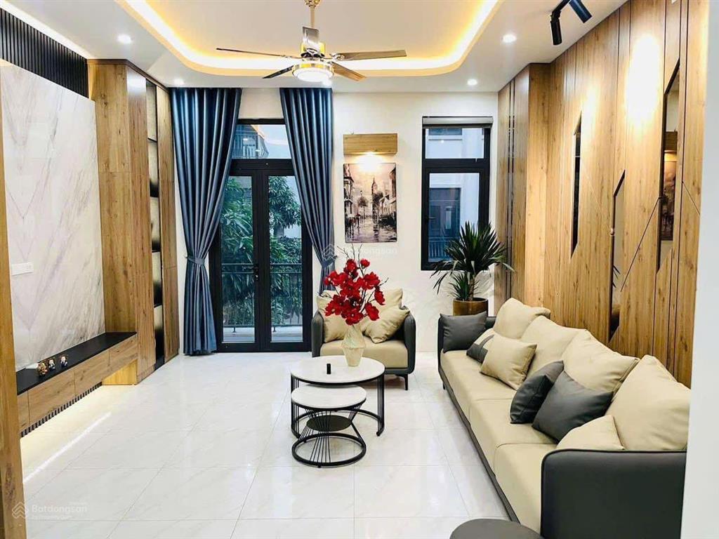 Cho thuê căn hoàn thiện 3 tầng đồ đẹp thích hợp để ở làm văn phòng có 2pn chỉ việc vào ở