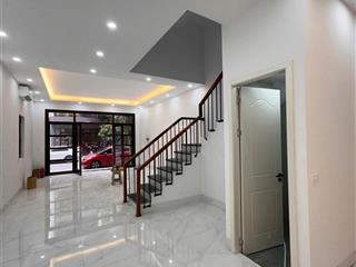 Cho thuê căn xẻ khe 119 m2 hoàn thiện 2 tầng, có 2pn khép kín có thể vào ở được luôn.
