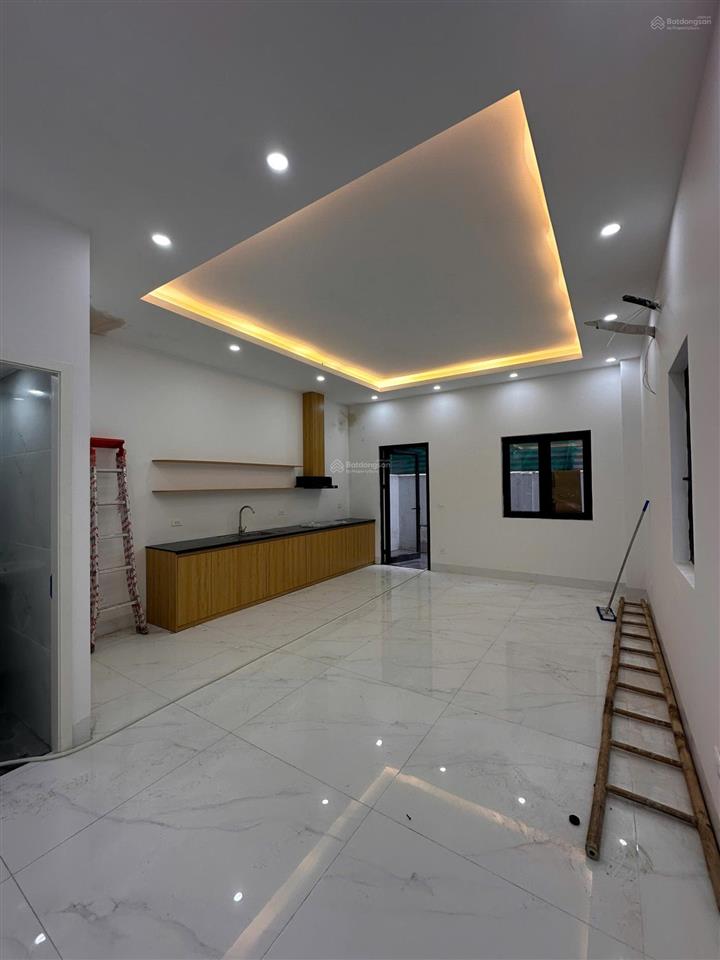 Cho thuê căn xẻ khe 119 m2 hoàn thiện 2 tầng, có 2pn khép kín có thể vào ở được luôn.