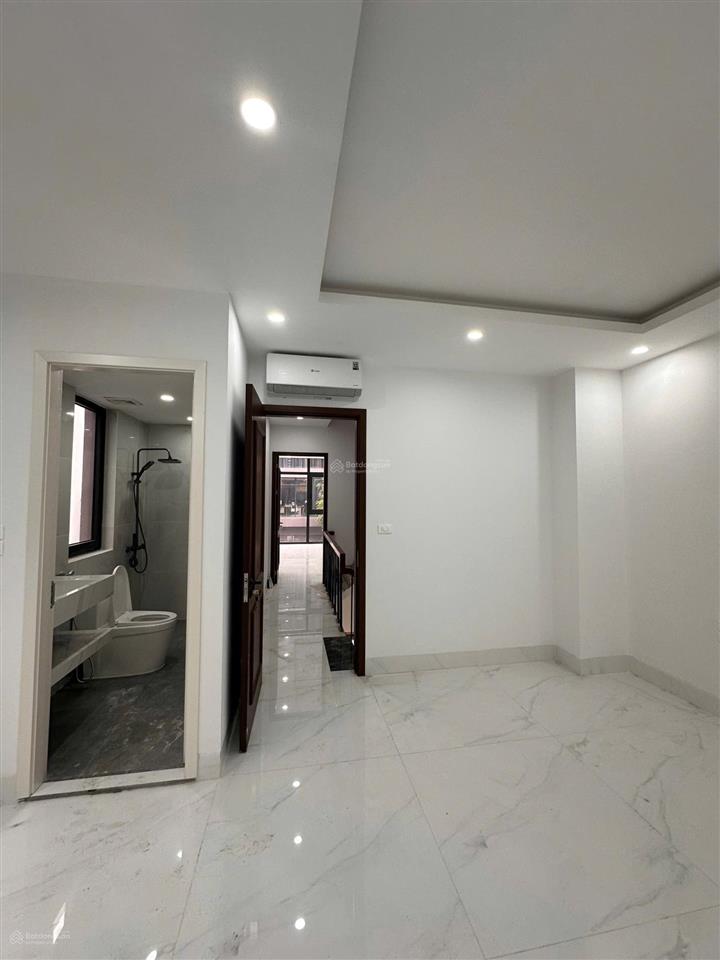 Cho thuê căn xẻ khe 119 m2 hoàn thiện 2 tầng, có 2pn khép kín có thể vào ở được luôn.