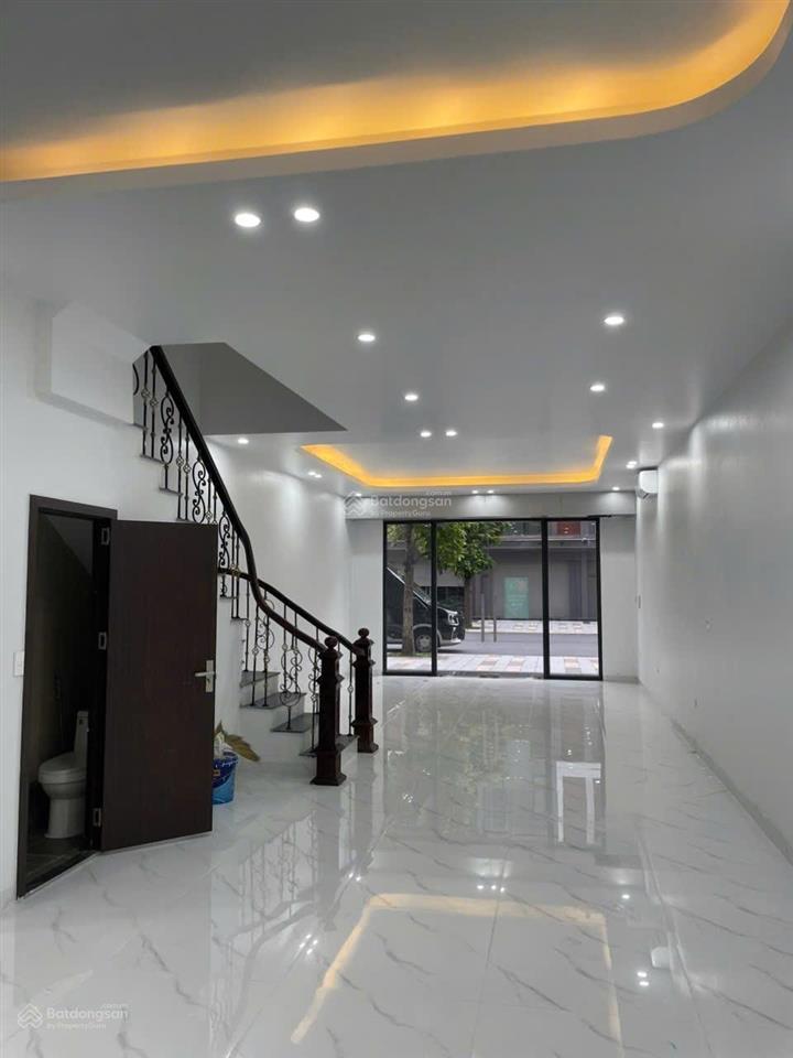 Cho thuê căn 100 m2 đường 20 mét 2 mặt tiền , thích hợp làm văn phòng kết hợp để ở