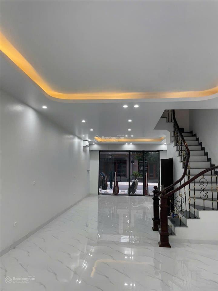 Cho thuê căn 100 m2 đường 20 mét 2 mặt tiền , thích hợp làm văn phòng kết hợp để ở