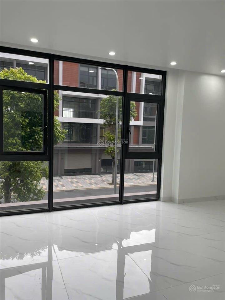 Cho thuê căn 100 m2 đường 20 mét 2 mặt tiền , thích hợp làm văn phòng kết hợp để ở