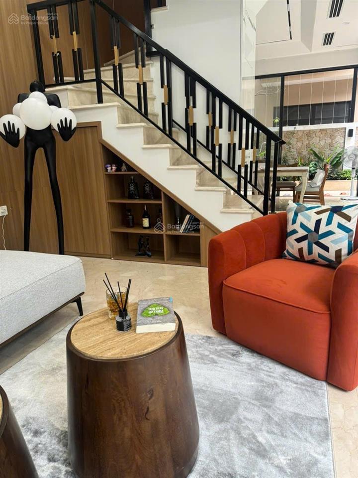 Cho thuê căn xẻ khe 98 m2 hoàn thiện full đồ 5 tầng chỉ việc vào ở