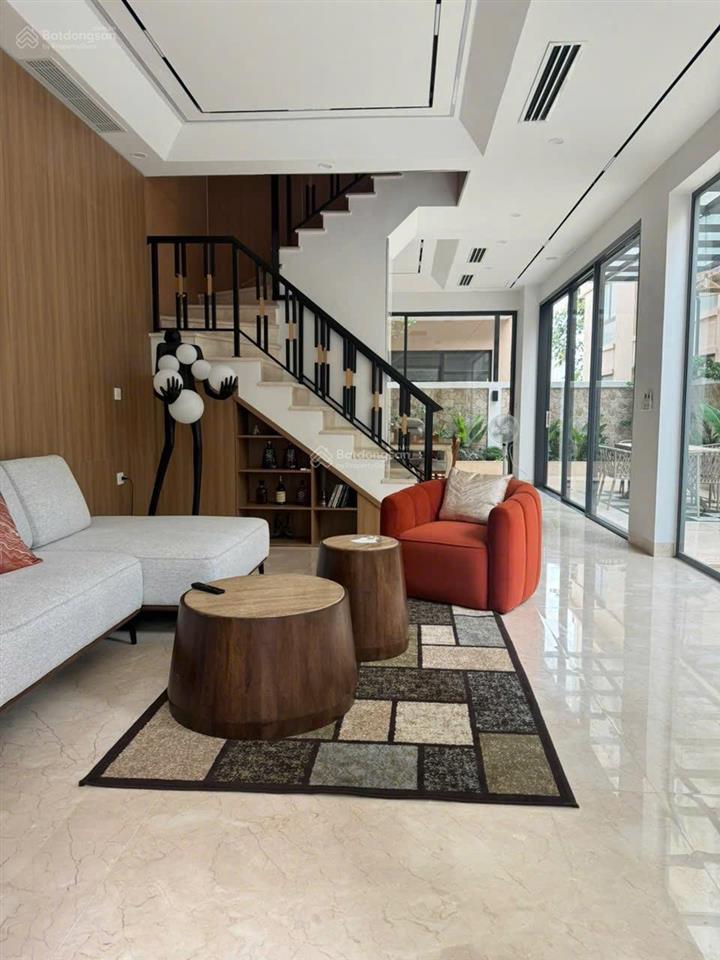 Cho thuê căn xẻ khe 98 m2 hoàn thiện full đồ 5 tầng chỉ việc vào ở