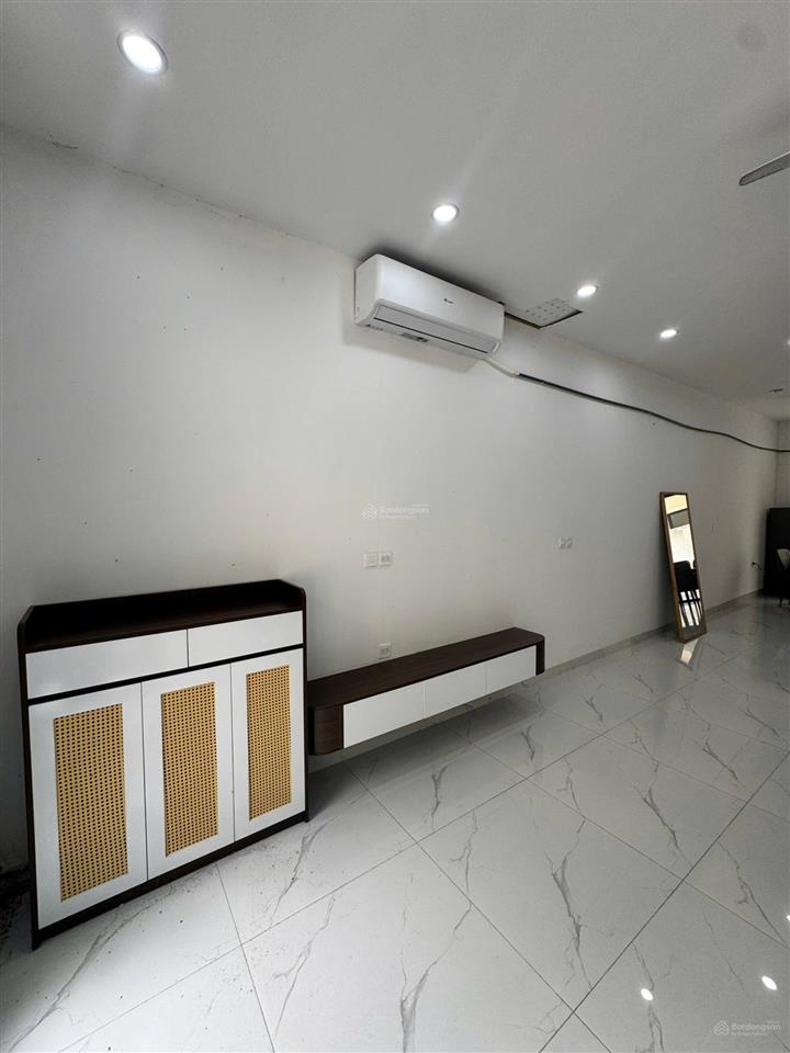 Cho thuê căn 70 m2 hoàn thiện 2 tầng full đồ, chỉ việc vào ở có 2 phòng ngủ khép kín.
