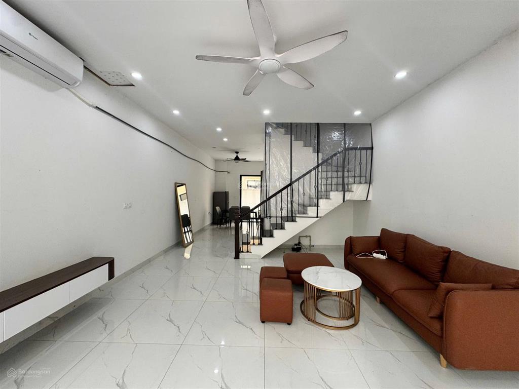 Cho thuê căn 70 m2 hoàn thiện 2 tầng full đồ, chỉ việc vào ở có 2 phòng ngủ khép kín.