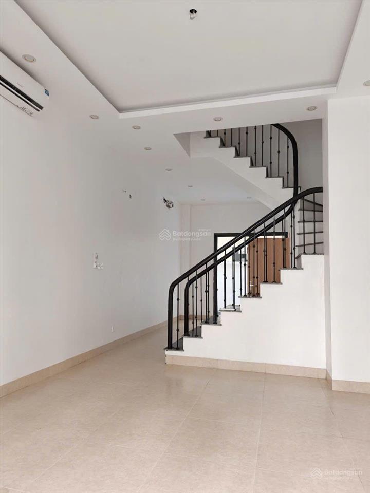 Cho thuê căn xẻ khe san hô hoàn thiện 2 tầng đồ cơ bản, có 2 phòng ngủ