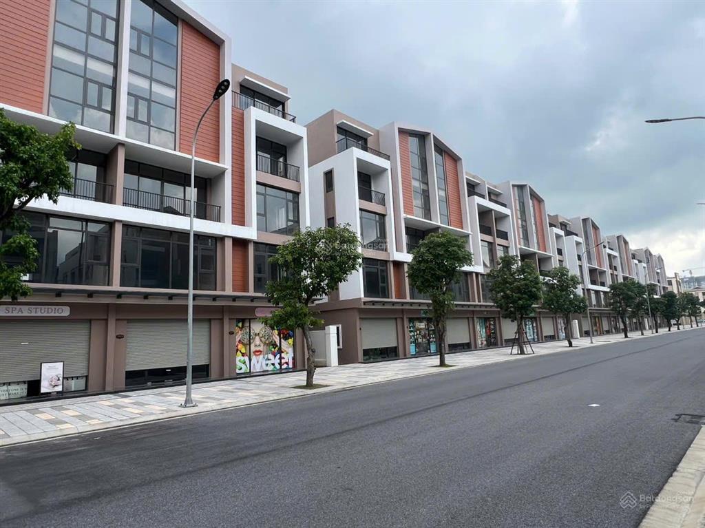 Chủ nhà cần tiền bán gấp căn 100m2, 2 mặt tiền trục thông 20m, cạnh biển hồ, sổ lâu dài