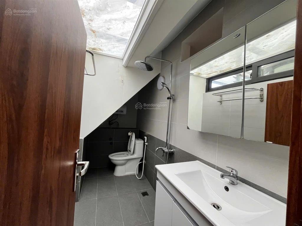 Cho thuê căn song lập 150 m2, hoàn thiện 5 tầng, full đồ, chỉ việc vào ở.