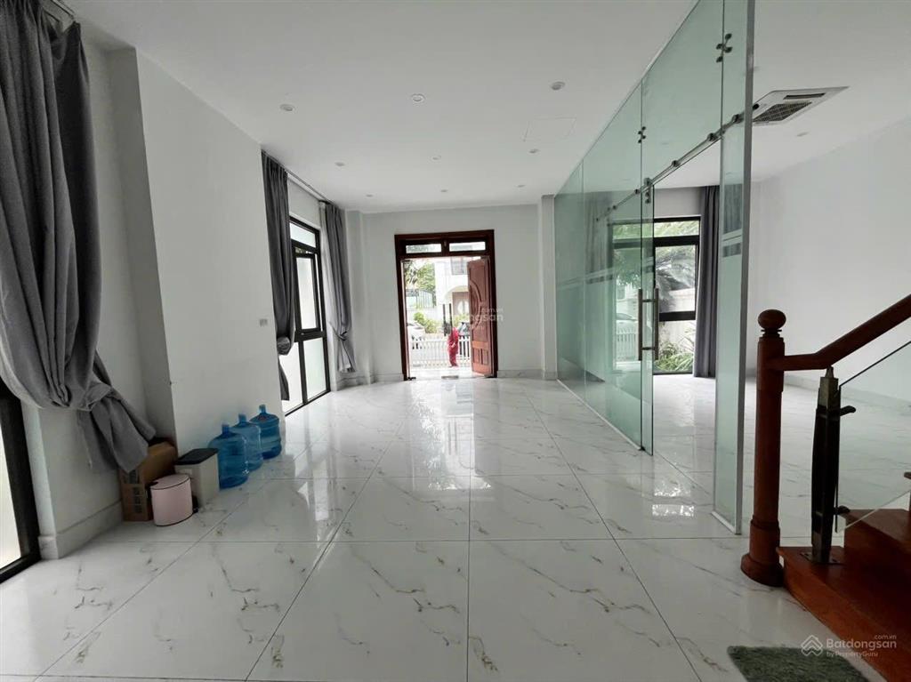 Cho thuê căn song lập 150 m2, hoàn thiện 5 tầng, full đồ, chỉ việc vào ở.