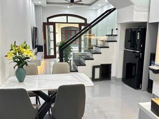 Cho thuê căn chà là hoàn thiện 3 tầng, có 3 pn chỉ việc vào ở.