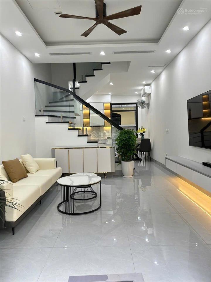 Cho thuê căn chà là hoàn thiện 3 tầng, có 3 pn chỉ việc vào ở.