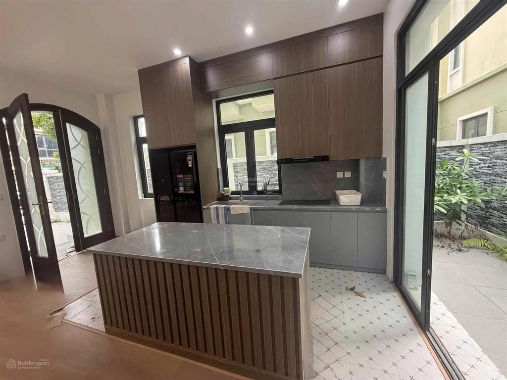 Cho thuê căn biệt thự sát biển hồ view biển, hoàn thiện 2 tầng full đồ chỉ việc vào ở 120 m2