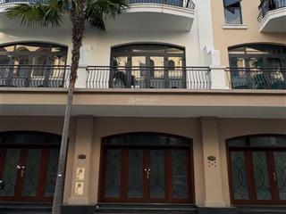 Cần tiền bán giá tốt, 70 m2 giá 8,6 tỷ. cạnh công viên, bể bơi. sổ hồng