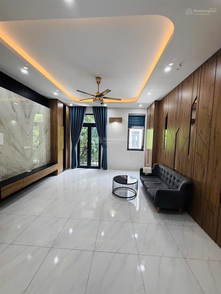 Cho thuê căn hoàn thiện 3 tầng, diện tích 70 m2, có 2pn hoàn thiện đẹp.