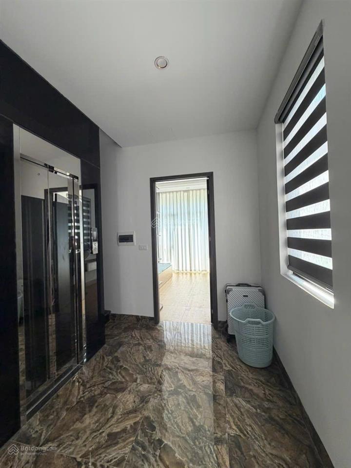 Cho thuê căn xẻ khe hoàn thiện đẹp 5 tầng có thang máy full đồ chỉ việc vào ở.