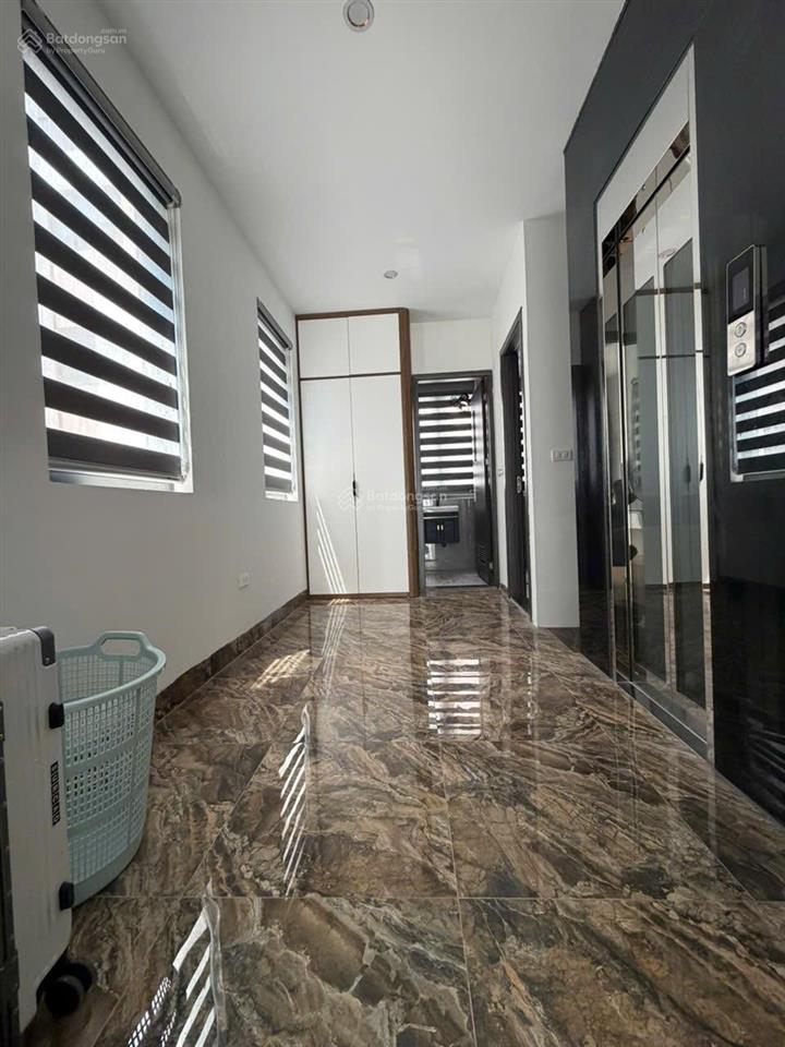 Cho thuê căn xẻ khe hoàn thiện đẹp 5 tầng có thang máy full đồ chỉ việc vào ở.