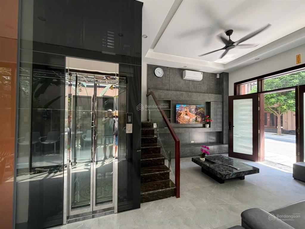 Cho thuê căn xẻ khe hoàn thiện đẹp 5 tầng có thang máy full đồ chỉ việc vào ở.
