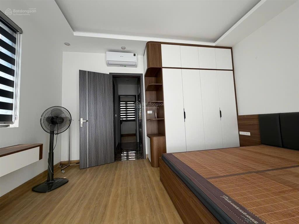 Cho thuê căn xẻ khe hoàn thiện đẹp 5 tầng có thang máy full đồ chỉ việc vào ở.
