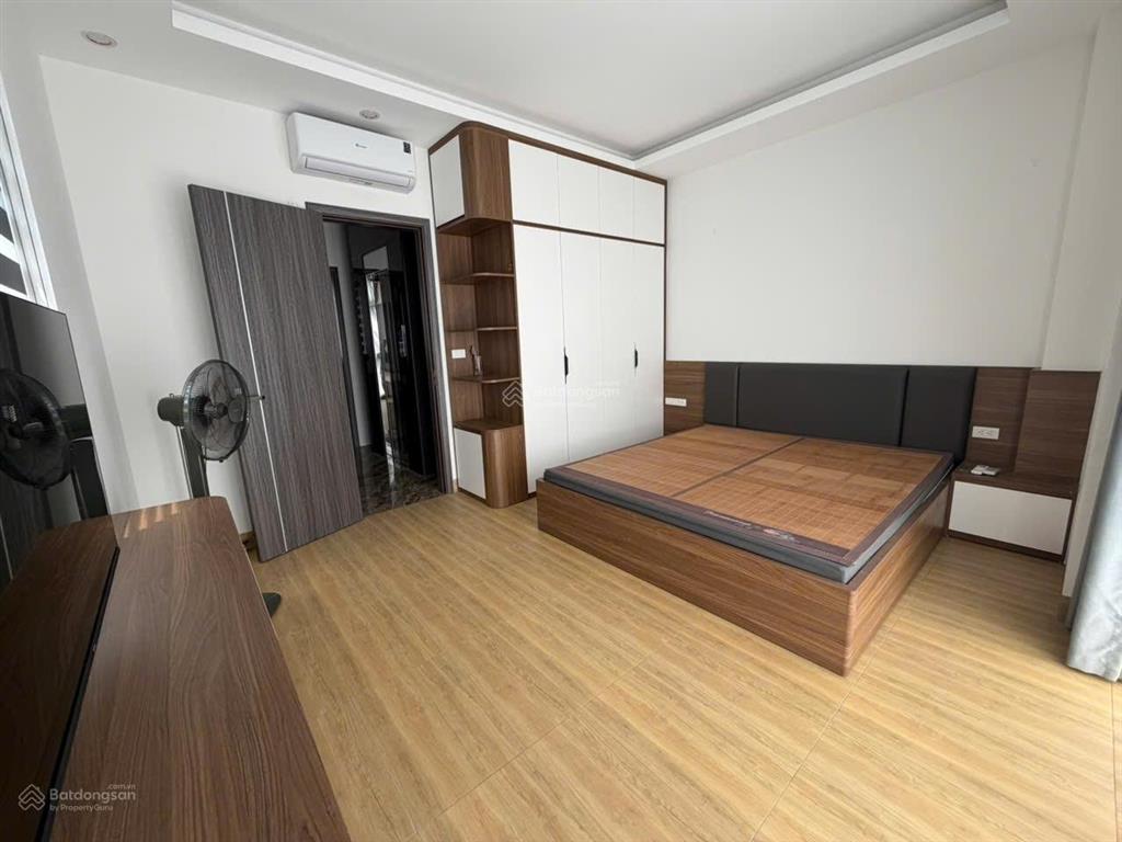 Cho thuê căn xẻ khe hoàn thiện đẹp 5 tầng có thang máy full đồ chỉ việc vào ở.