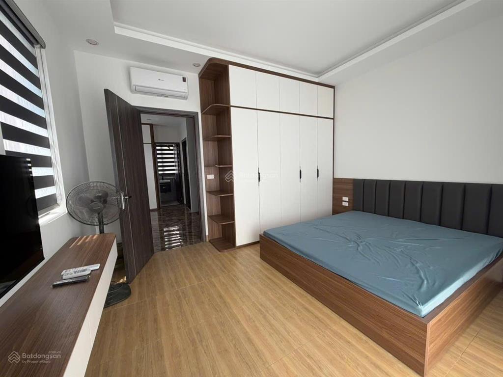 Cho thuê căn xẻ khe hoàn thiện đẹp 5 tầng có thang máy full đồ chỉ việc vào ở.