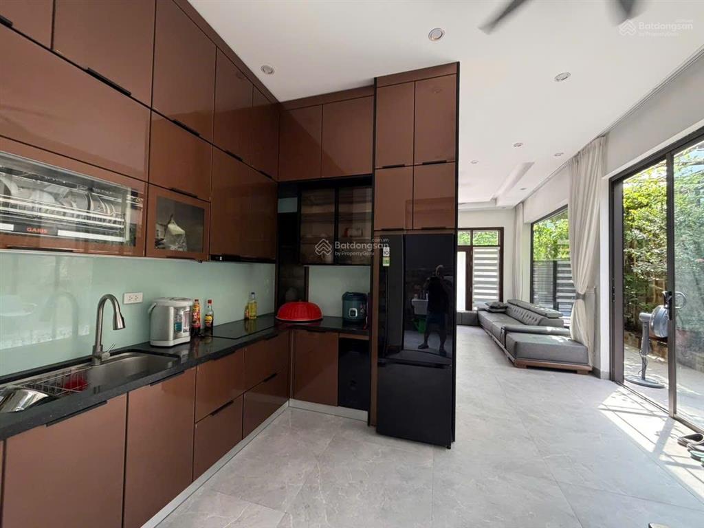 Cho thuê căn xẻ khe hoàn thiện đẹp 5 tầng có thang máy full đồ chỉ việc vào ở.