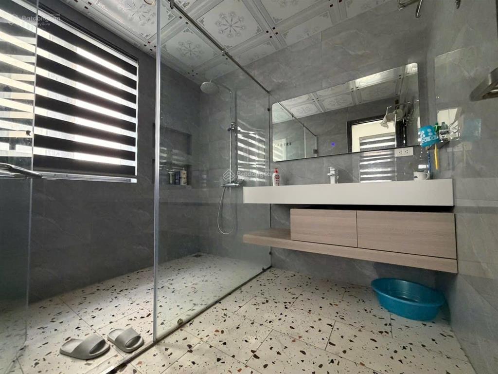 Cho thuê căn xẻ khe hoàn thiện đẹp 5 tầng có thang máy full đồ chỉ việc vào ở.