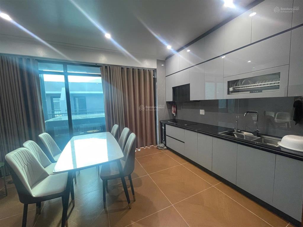 Cho thuê căn hoàn thiện 5 tầng có thang máy 3 phòng ngủ vệ sinh khép kín full đồ chỉ việc vào ở .