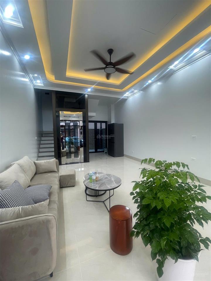 Cho thuê căn hoàn thiện 5 tầng có thang máy 3 phòng ngủ vệ sinh khép kín full đồ chỉ việc vào ở .