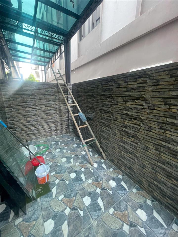 Cho thuê căn hoàn thiện 5 tầng có thang máy 3 phòng ngủ vệ sinh khép kín full đồ chỉ việc vào ở .