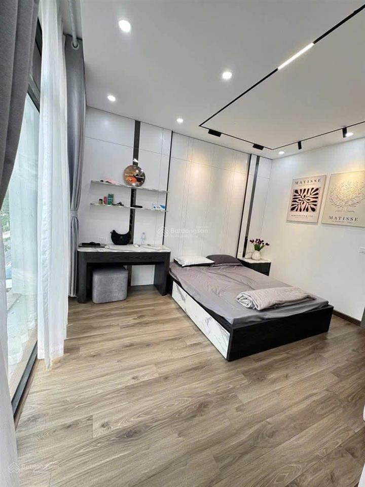 Cho thuê căn xẻ khe hoàn thiện 5 tầng full đồ, siêu thoáng, có 6 phòng ngủ vào ở được luôn.