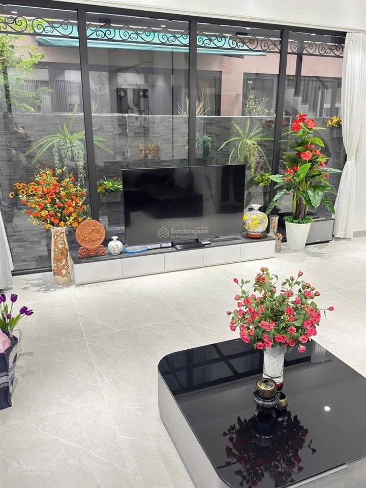 Cho thuê căn xẻ khe hoàn thiện 5 tầng full đồ, siêu thoáng, có 6 phòng ngủ vào ở được luôn.