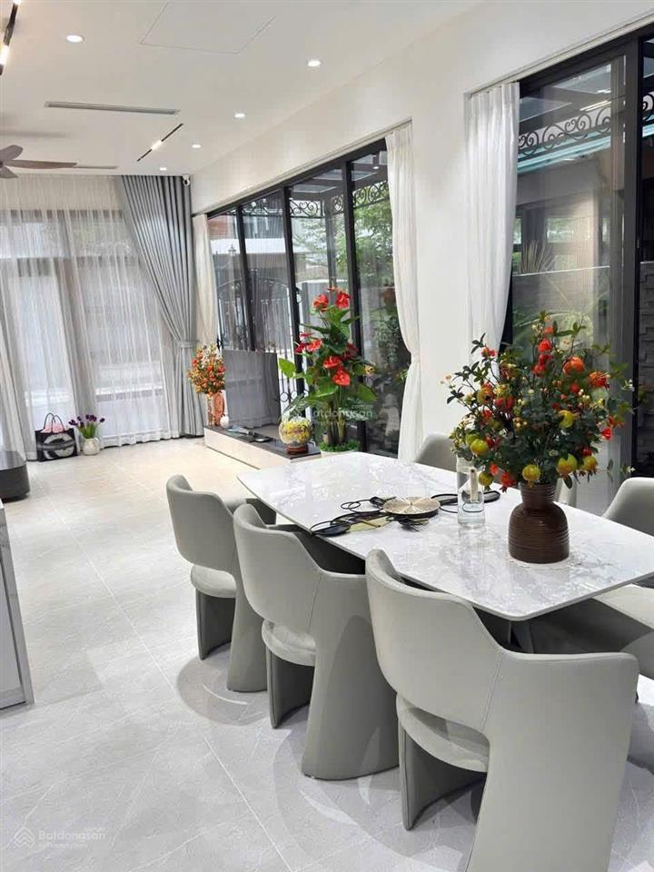 Cho thuê căn xẻ khe hoàn thiện 5 tầng full đồ, siêu thoáng, có 6 phòng ngủ vào ở được luôn.